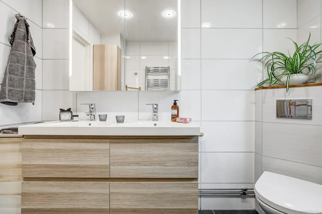 5. Installation av badrumslampa spotlights i la╠egenhet